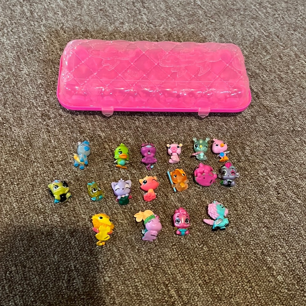 Hatchimals CollEGGtibles lot and carrying case 19 figures